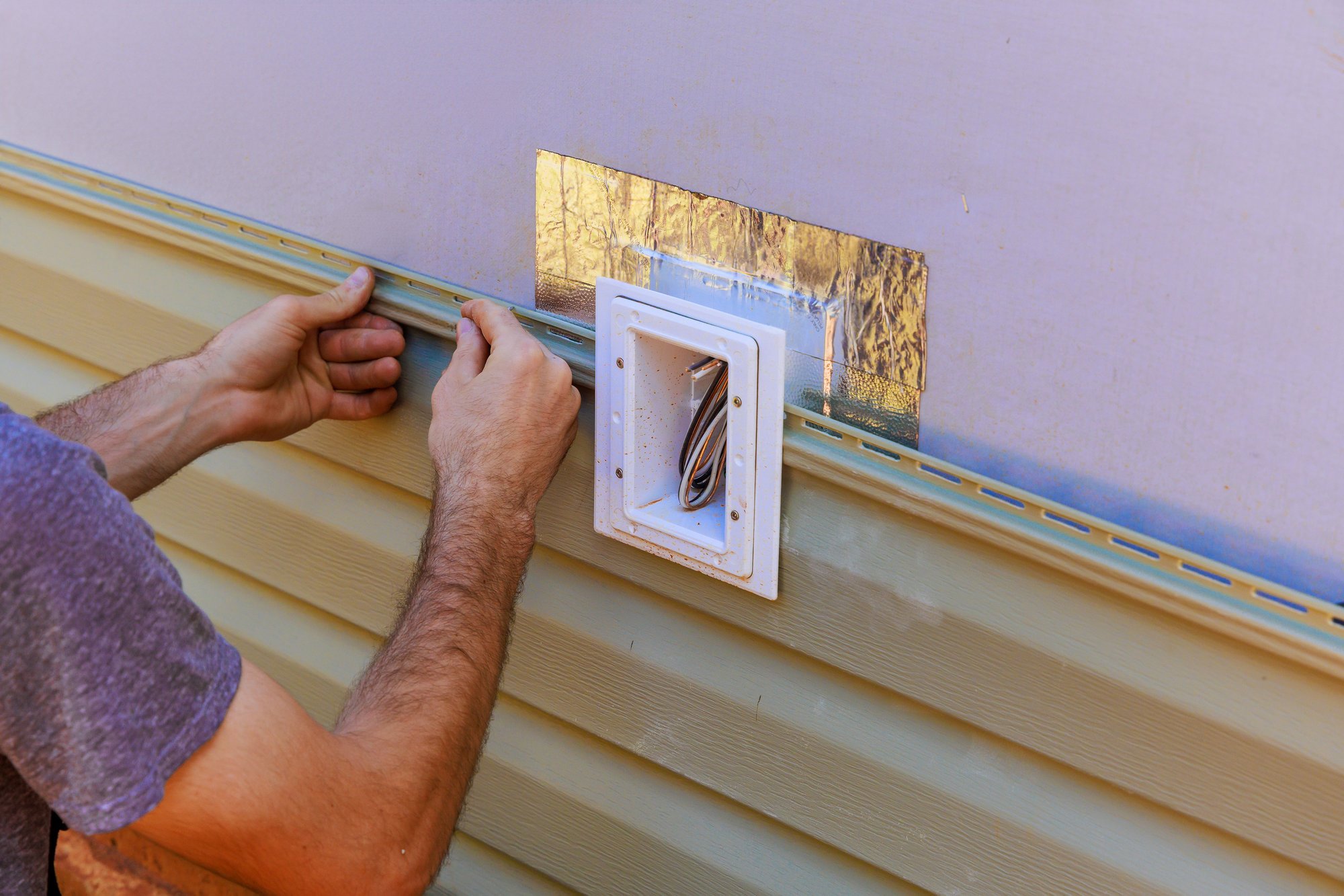 an-employee-installs-vinyl-plastic-siding-panels-o-2025-03-27-05-04-21-utc